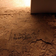Scritte e graffiti nell'ipogeo della Cattedrale di Trani