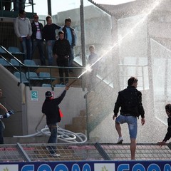 Aprile - Un tifoso usa l'idrante durante una partita