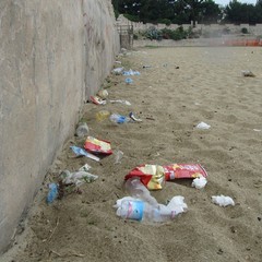 Giugno - Iniziano le proteste per le spiagge sporche