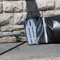 Giugno - Si installano i cartelli per la sosta a pagamento