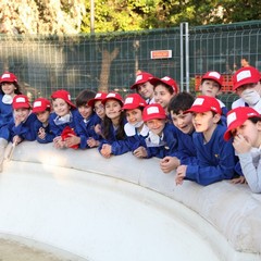 Maggio - Gli alunni delle scuole puliscono la fontana di piazza della Repubblica