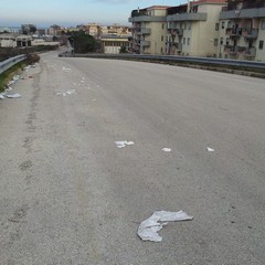 Sporcizia e degrado al ponte di via Salvemini