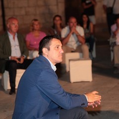 Agorà in piazza Teatro a Trani