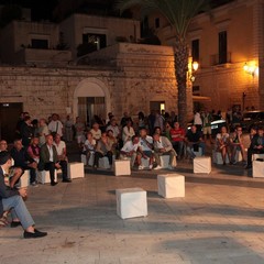 Agorà in piazza Teatro a Trani