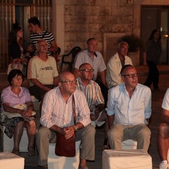 Agorà in piazza Teatro a Trani