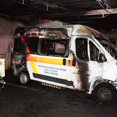 Bruciate le ambulanze degli operatori emergenza radio di Trani