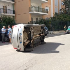 Auto si ribalta in via Gran Bretagna