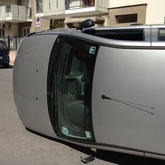 Auto si ribalta in via Gran Bretagna