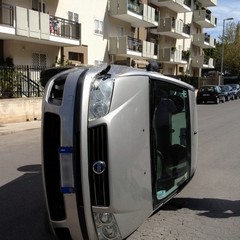Auto si ribalta in via Gran Bretagna