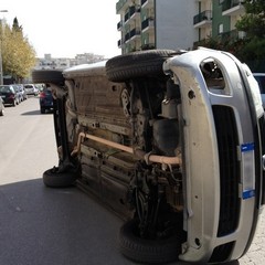 Auto si ribalta in via Gran Bretagna