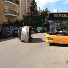 Auto si ribalta in via Gran Bretagna