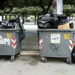 Bidoni della spazzatura in piazza della Repubblica