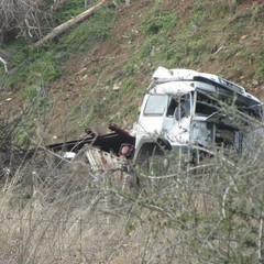 Camion precipita dalla 16 bis allo svincolo Trani dud