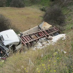 Camion precipita dalla 16 bis allo svincolo Trani dud