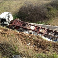 Camion precipita dalla 16 bis allo svincolo Trani dud