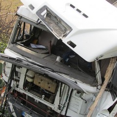 Camion precipita dalla 16 bis allo svincolo Trani dud