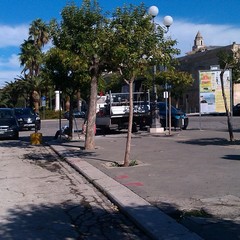 Operai installano cartelli pubblicitari in piazza Plebiscito