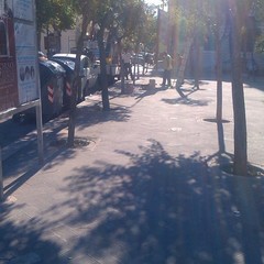 Operai installano cartelli pubblicitari in piazza Plebiscito