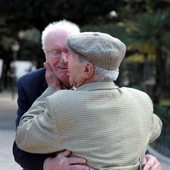 Trani e la grande guerra, storico abbraccio fra italiani e tedeschi a Trani in piazza della Repubblica (7 marzo 2012)