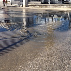 Salta la fogna in via Barletta a Trani