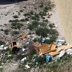 Il fossato del Castello di Trani come discarica