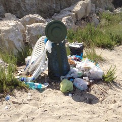 Bidoncini carichi di rifiuti alla seconda spiaggia
