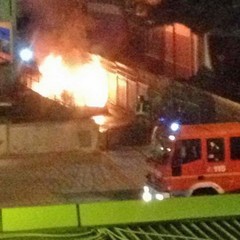 Auto incendiata in via Bisceglie, le foto da Facebook