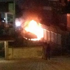 Auto incendiata in via Bisceglie, le foto da Facebook