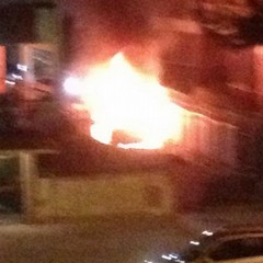 Auto incendiata in via Bisceglie, le foto da Facebook