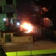 Auto incendiata in via Bisceglie, le foto da Facebook