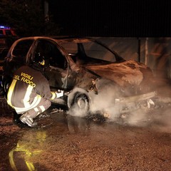Auto prende fuoco in via Tolomeo