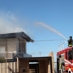 In fiamme i pannelli solari di una villa a Matinelle