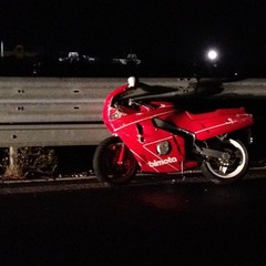 Moto contro guard-rail sulla statale 16 bis