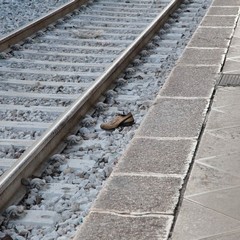 Trani, un uomo si lancia contro un treno in corsa