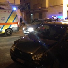 Sorpasso azzardato sul corso: due auto si scontrano all'incrocio con via Maiorano