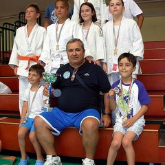 I giovani atleti della Judo Trani e il maestro Loprieno