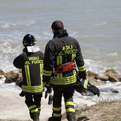 Scippa una donna e scappa nel canalone