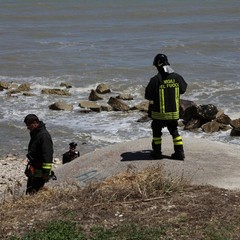 Scippa una donna e scappa nel canalone