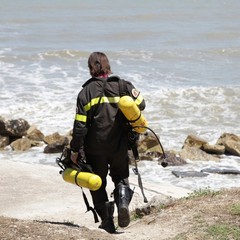 Scippa una donna e scappa nel canalone