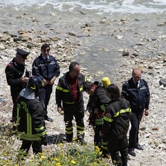 Scippa una donna e scappa nel canalone