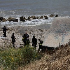 Scippa una donna e scappa nel canalone