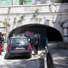 Scippa una donna e scappa nel canalone