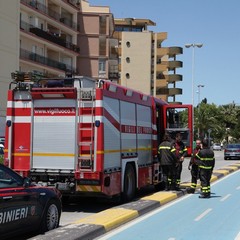 Scippa una donna e scappa nel canalone