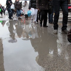 Cede l'asfalto in via Superga e il mercato settimanale di allaga