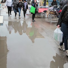 Cede l'asfalto in via Superga e il mercato settimanale di allaga