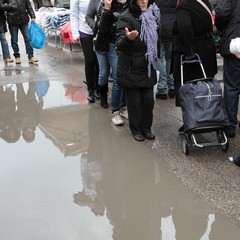 Cede l'asfalto in via Superga e il mercato settimanale di allaga