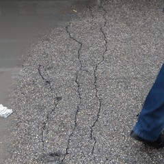 Cede l'asfalto in via Superga e il mercato settimanale di allaga