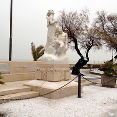 Maltempo a Trani, neve e ghiaccio sulle strade