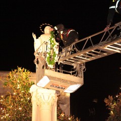 Omaggio floreale alla Madonna Immacolata in piazza Libertà