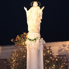 Omaggio floreale alla Madonna Immacolata in piazza Libertà